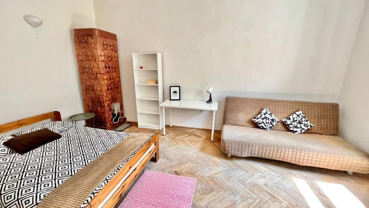 Bedroom Near The Bus And Train Station Habitación en casa particular